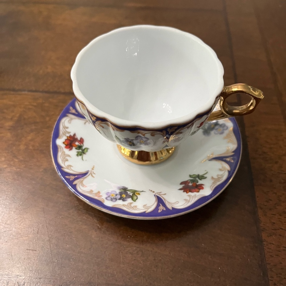 3 small cups with saucers perfect for girls tea party in great condition. - Picture 6 of 11